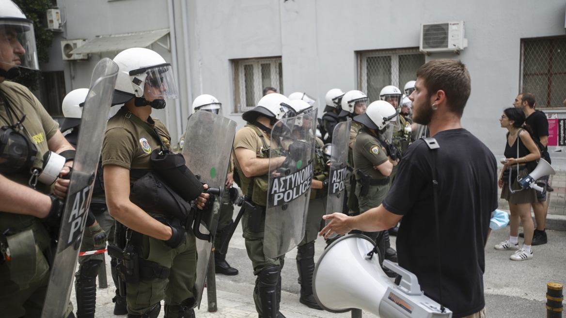 Θεσσαλονίκη: Αθωώθηκε 25χρονος φοιτητής για ρίψη πυρσού σε αστυνομικούς στο ΑΠΘ