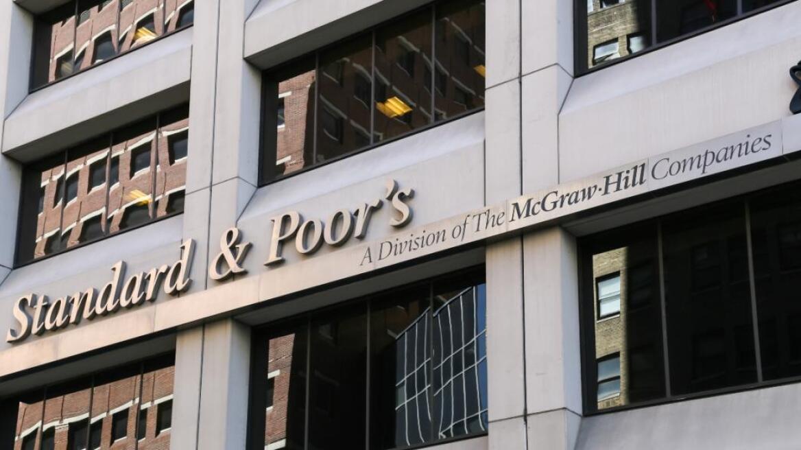 Τι σημαίνει η αναβάθμιση από τη Standard & Poor’s σε θετικό outlook για το ελληνικό αξιόχρεο