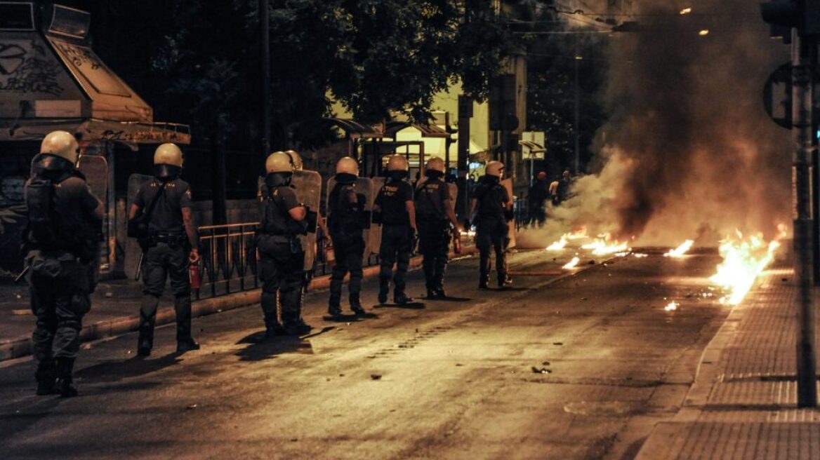 Εξάρχεια: Κουκουλοφόροι επιτέθηκαν με βόμβες μολότοφ και πέτρες σε αστυνομικούς