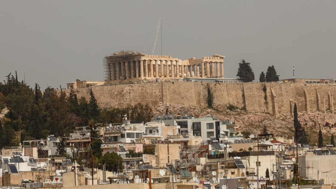 Καιρός: Μετά τα χιόνια και τις καταιγίδες, έρχονται 35άρια, σκόνη και λασποβροχές