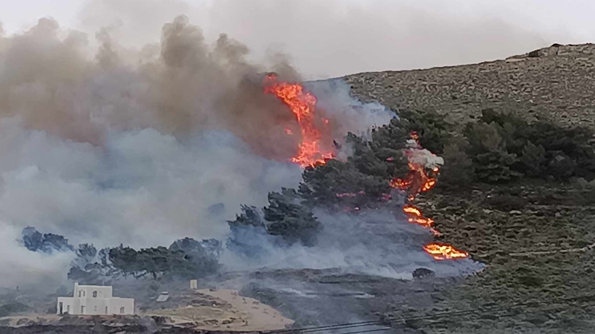 Καλύτερη η εικόνα από τη φωτιά στην Πάρο - Έκαιγε κοντά σε σπίτια, μήνυμα από το 112