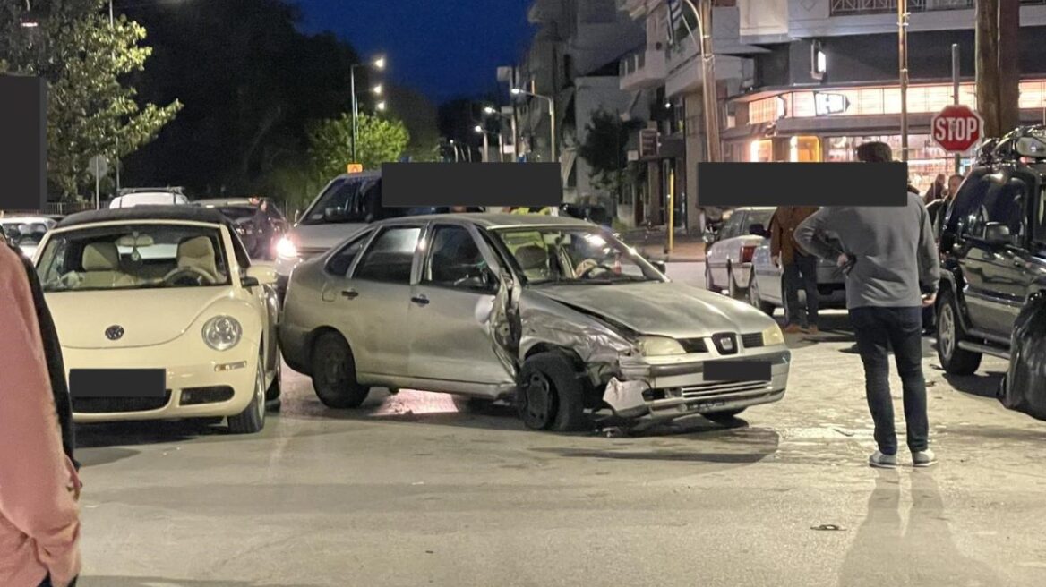 Λάρισα: Καραμπόλα 5 αυτοκινήτων - Τραυματίστηκε 15χρονος που βρισκόταν ανάμεσά τους (φωτογραφίες)