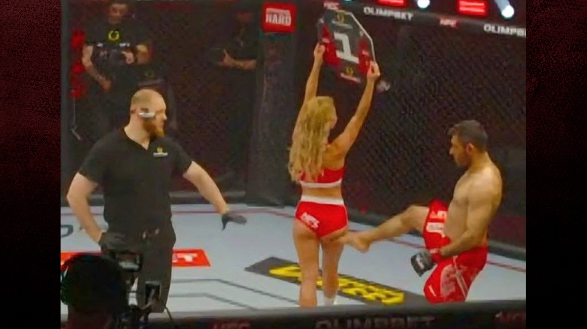 Ρωσία: Ιρανός αθλητής του ΜΜΑ κλώτσησε ring girl, έχασε τον αγώνα και μετά τον... λίντσαραν οι θεατές - Δείτε βίντεο