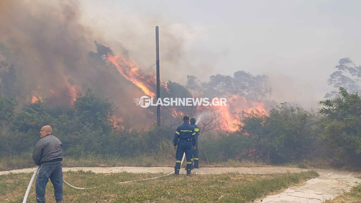 Κρήτη: Χωρίς ενεργό μέτωπο η φωτιά στον Ναύσταθμο της Σούδας - Εκκενώθηκαν σχολεία και το Ναυτικό νοσοκομείο