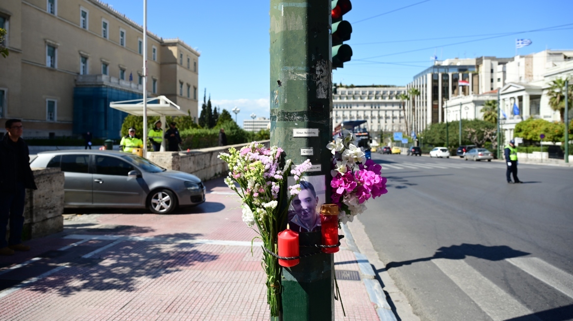 Τροχαίο στη Βουλή: Ενοχή του οδηγού του υπηρεσιακού αυτοκινήτου της Ντόρας Μπακογιάννη για τον θάνατο του Ιάσονα πρότεινε ο εισαγγελέας