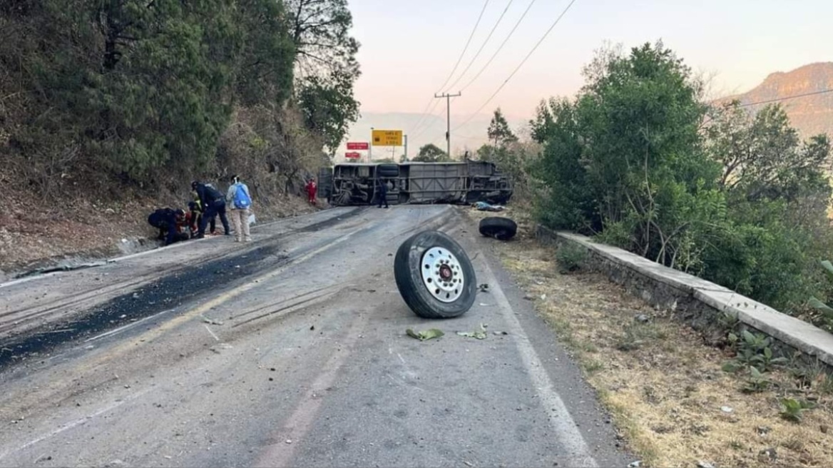 Μεξικό: Τουλάχιστον 14 νεκροί σε ανατροπή λεωφορείου - Δείτε βίντεο