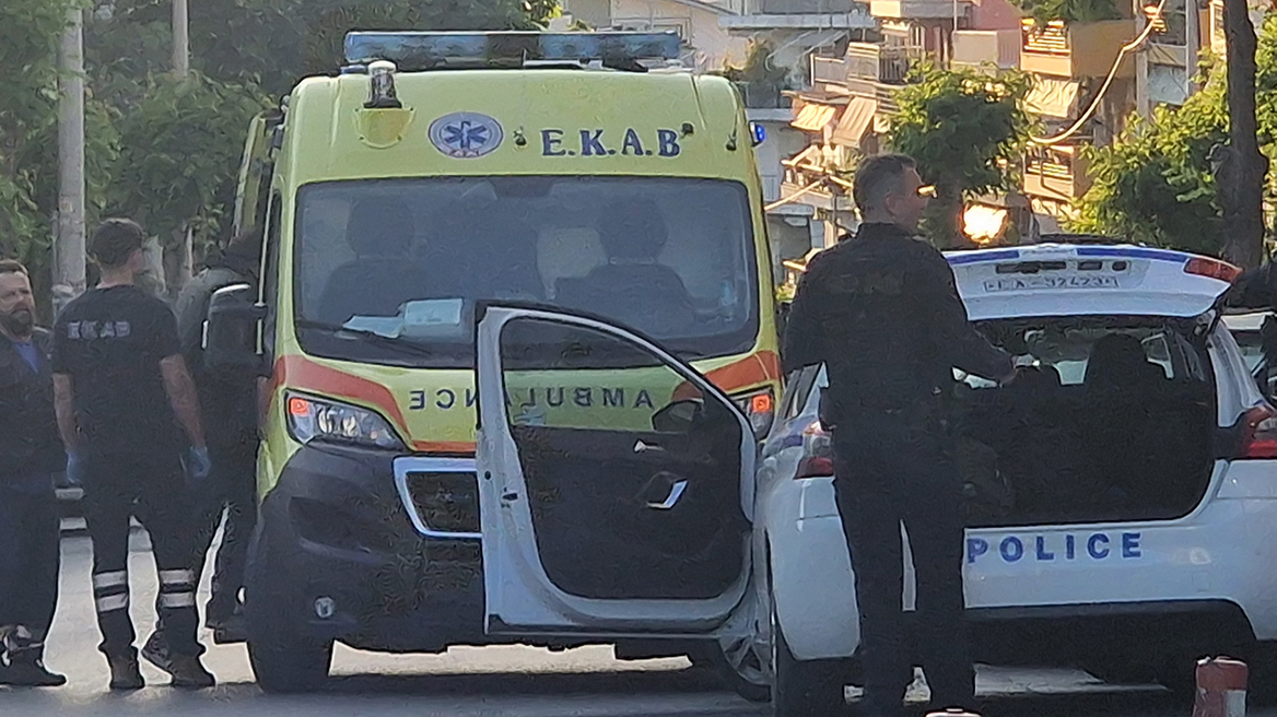 Θεσσαλονίκη: Αιματηρή συμπλοκή έξω από κατάστημα - Τον χτύπησε στο κεφάλι με πτυσσόμενο γκλοπ