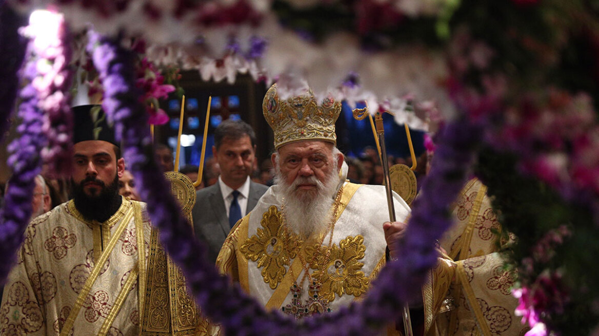 Μεγάλη Παρασκευή: Ολοκληρώθηκε η περιφορά του Επιταφίου στην Αθήνα - Δείτε φωτογραφίες