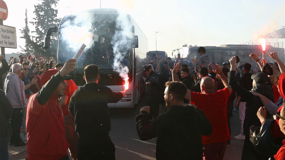 Ολυμπιακός: Αποθέωση από τους φιλάθλους των «κόκκινων» στην άφιξη των θριαμβευτών του 4-2 επί της Άστον Βίλα