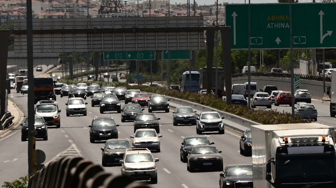 Κίνηση στους δρόμους: Πάνω από 20 λεπτά οι καθυστερήσεις στην Αττική Οδό από Ασπρόπυργο μέχρι Ελευσίνα