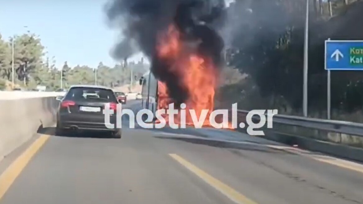 Φωτιά σε λεωφορείο του ΟΑΣΘ στον Περιφερειακό της Θεσσαλονίκης - Δείτε βίντεο