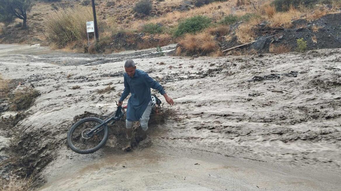 Κρήτη: Δυνατή νεροποντή και χαλάζι στο Ηράκλειο - Τουρίστρια κινδύνευσε να παρασυρθεί από χείμαρρο