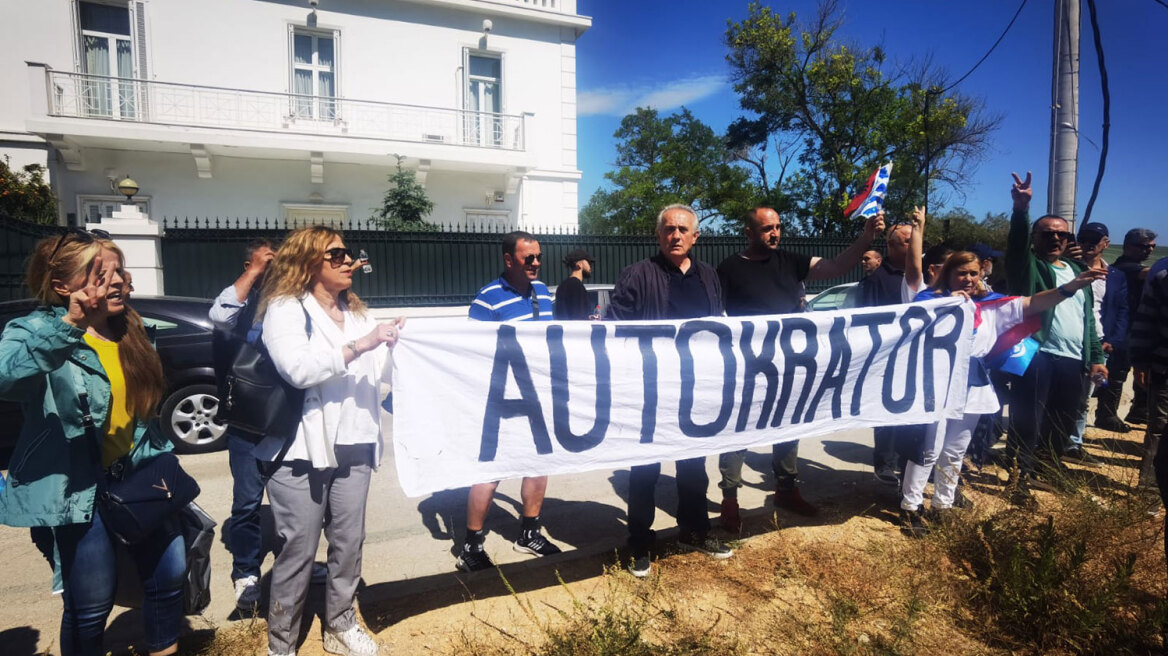 Μικροεπεισόδια έξω από το Κλειστό του Γαλατσίου από οπαδούς της αλβανικής αντιπολίτευσης