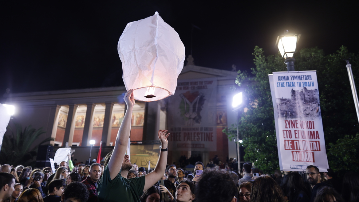 Ολονυxτία φοιτητών σε Προπύλαια και Λευκό Πύργο για την Παλαιστίνη: Δεκάδες φαναράκια στον ουρανό - Δείτε βίντεο και φωτογραφίες