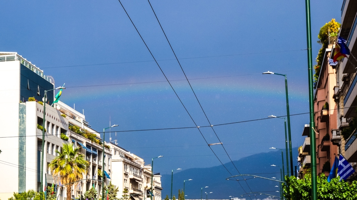 Καιρός: Ουράνιο τόξο γέμισε με χρώματα την Αθήνα μετά τη βροχή - Δείτε φωτογραφίες