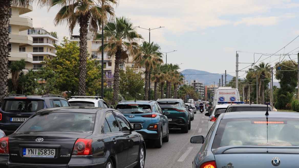 Κίνηση στους δρόμους: Μποτιλιάρισμα στην παραλιακή προς Πειραιά λόγω βλάβης λεωφορείου