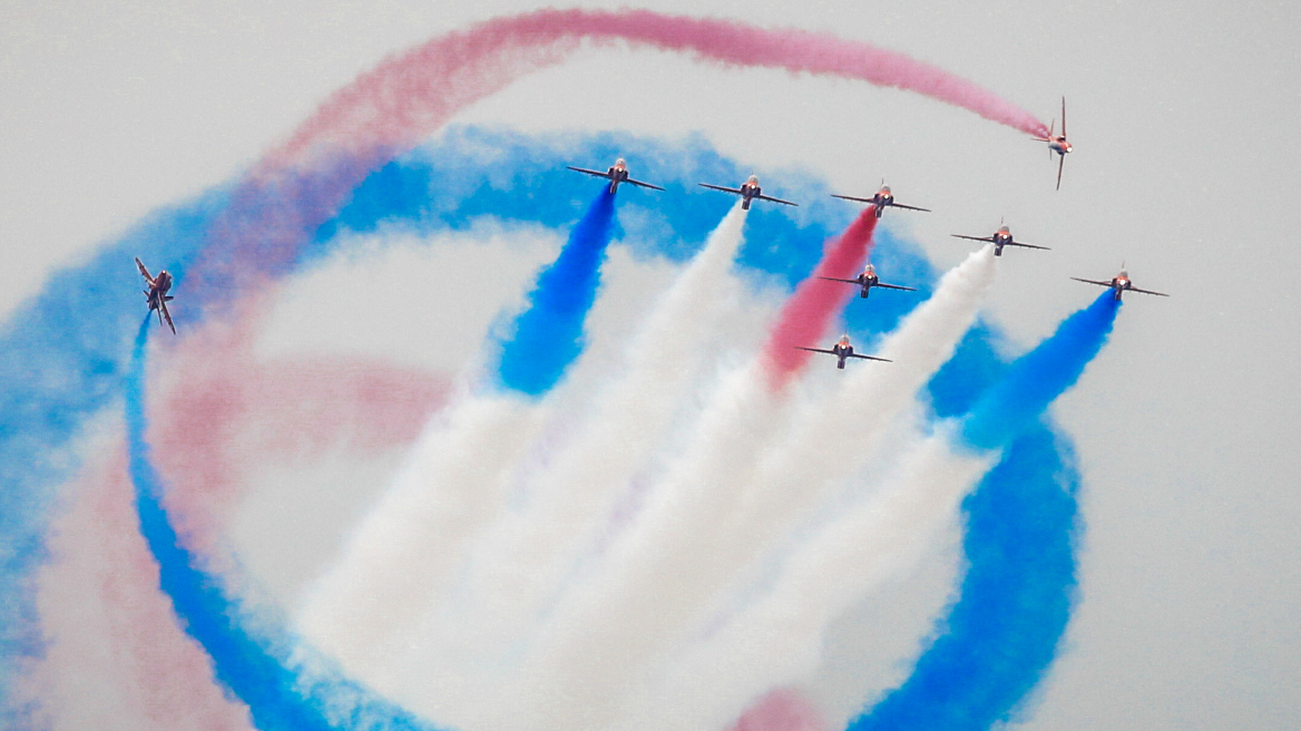 Αεροπορική επίδειξη των Red Arrows στο Φλοίσβo - Βίντεο με τις εντυπωσιακές πτήσεις