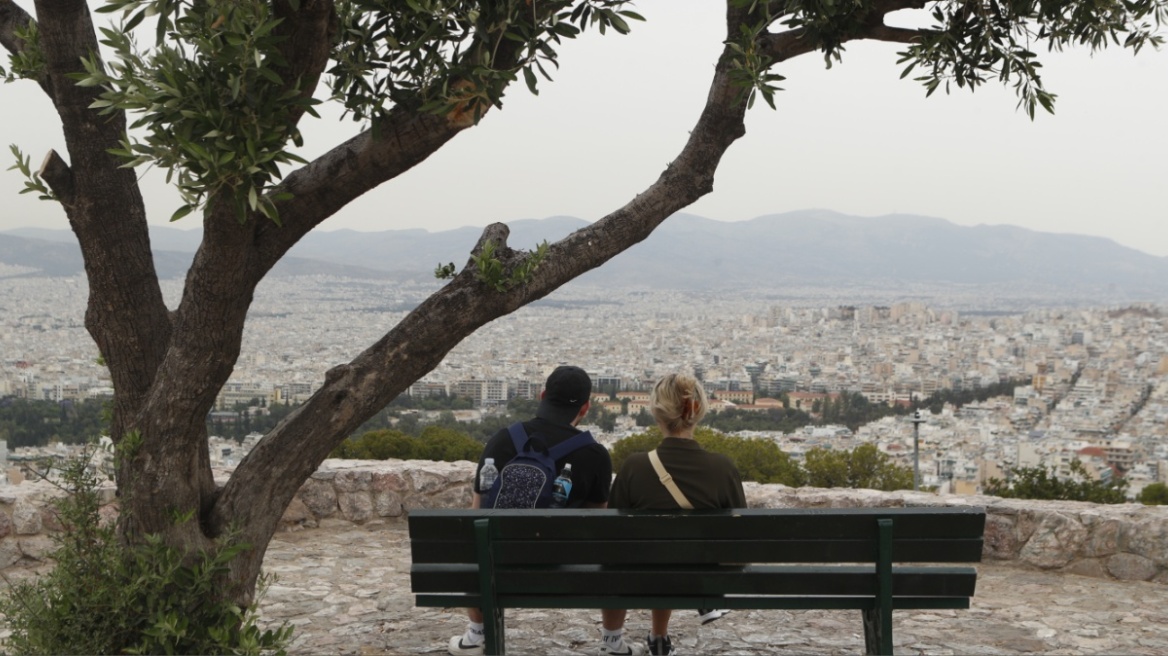 Καιρός: Επιμένει και σήμερα το «κοκτέιλ» αφρικανικής σκόνης και ζέστης - Πού θα βρέξει 