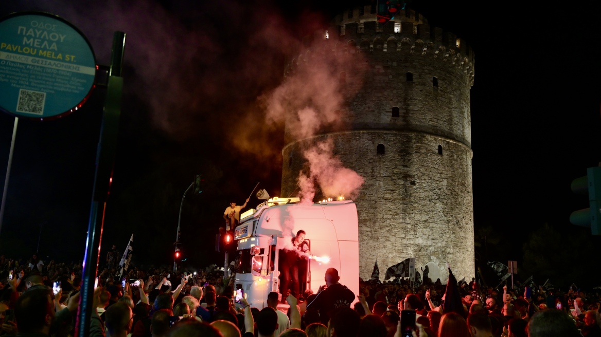 Απίστευτος οπαδός του ΠΑΟΚ - Κατέβηκε με νταλίκα να πανηγυρίσει το πρωτάθλημα στον Λευκό Πύργο - Βίντεο 