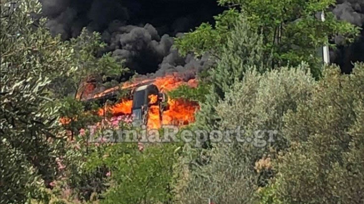 Στις φλόγες τυλίχτηκε λεωφορείο στην Εθνική Οδό στο ύψος της Στυλίδας - Δείτε βίντεο