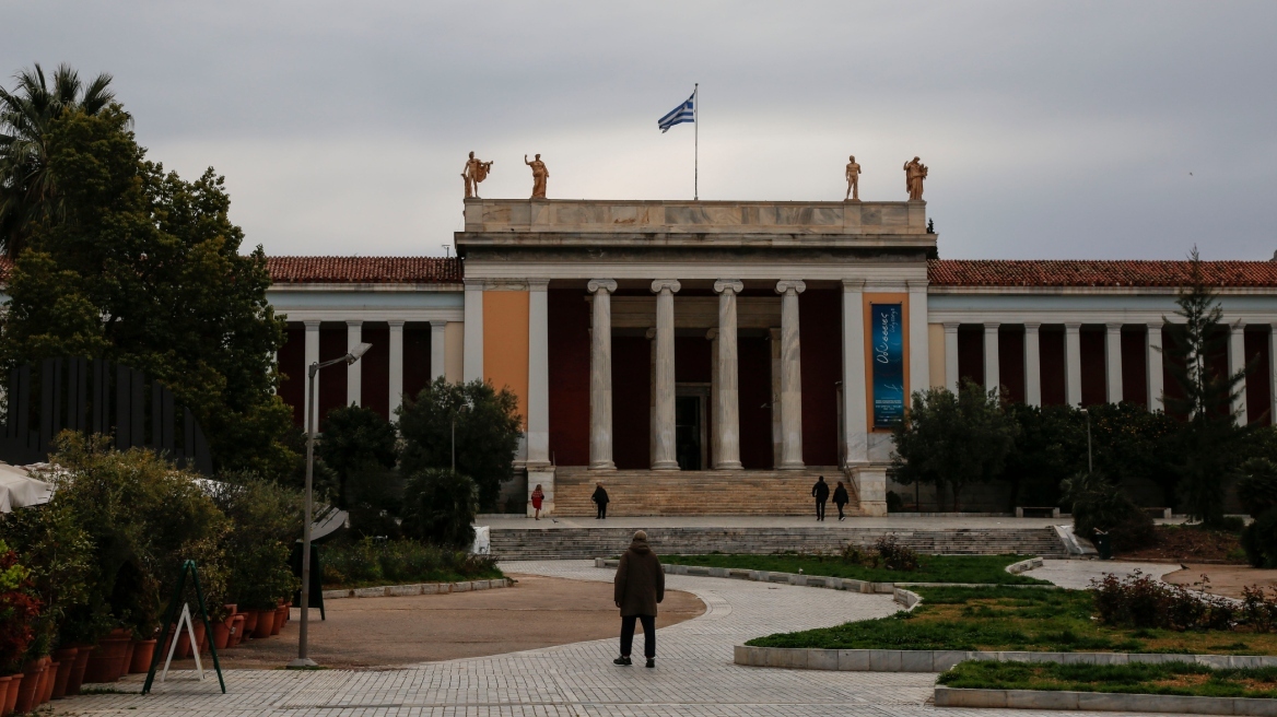 Αρχαιολογικό Μουσείο Αθηνών: Μαθητές Δημοτικού βρήκαν σύριγγες στον κήπο και τις πήραν μαζί τους