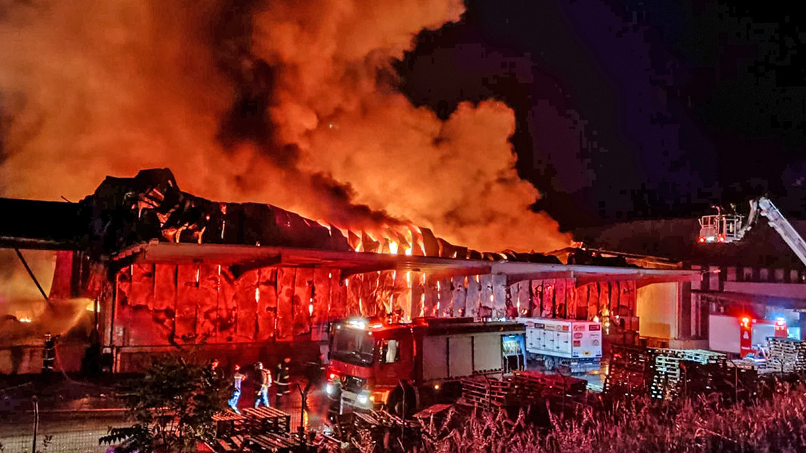 Λαμία: Από πρόθεση η φωτιά στο εργοστάσιο τροφίμων, λέει η Πυροσβεστική