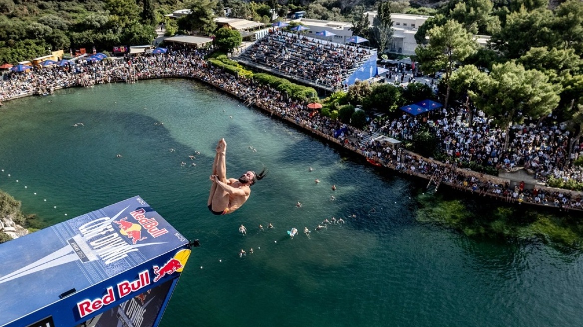 Red Bull Cliff Diving: Αθλητικό υπερθέαμα στην ειδυλλιακή Λίμνη Βουλιαγμένη - Εντυπωσιακές εικόνες