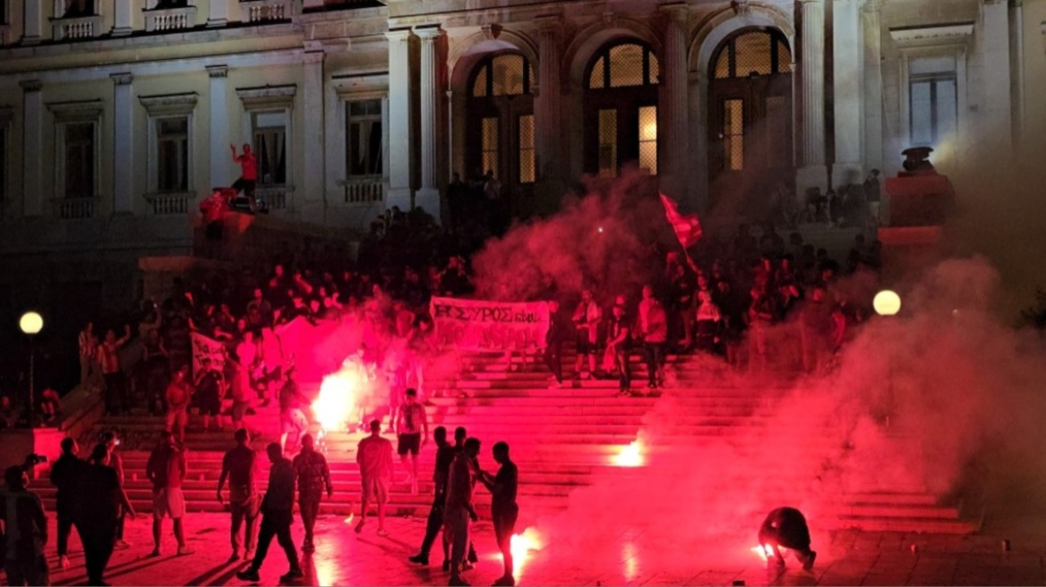 «Κάηκε» και η Σύρος: Oπαδοί πανηγυρίζουν την κατάκτηση του Conference League - Δείτε βίντεο και φωτογραφίες