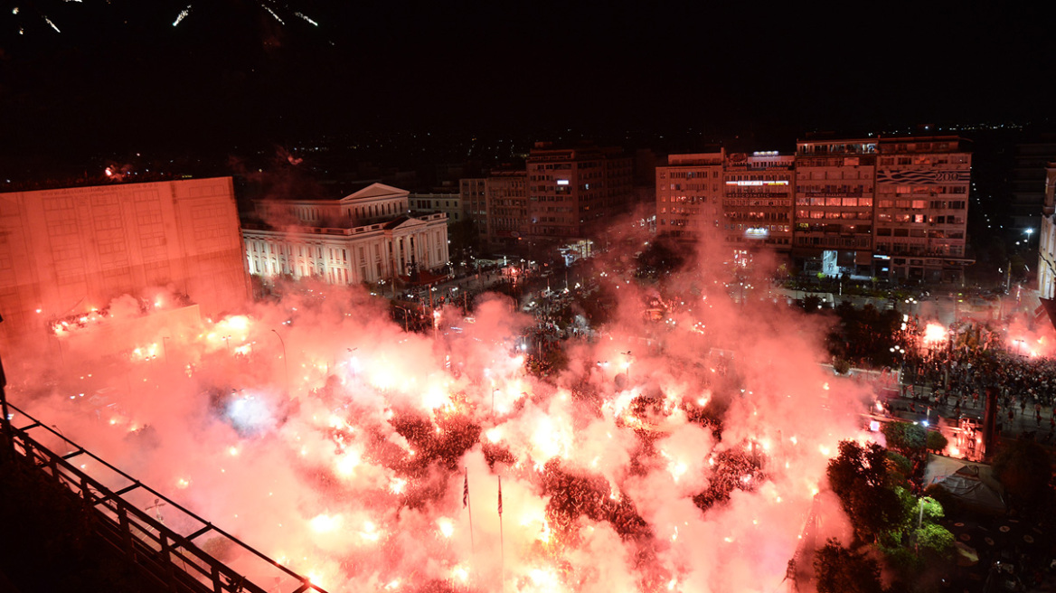 Τελικός UEFA Conference League: Όλος ο Πειραιάς μπροστά στις γιγαντοοθόνες για τον ιστορικό τελικό- Δείτε βίντεο