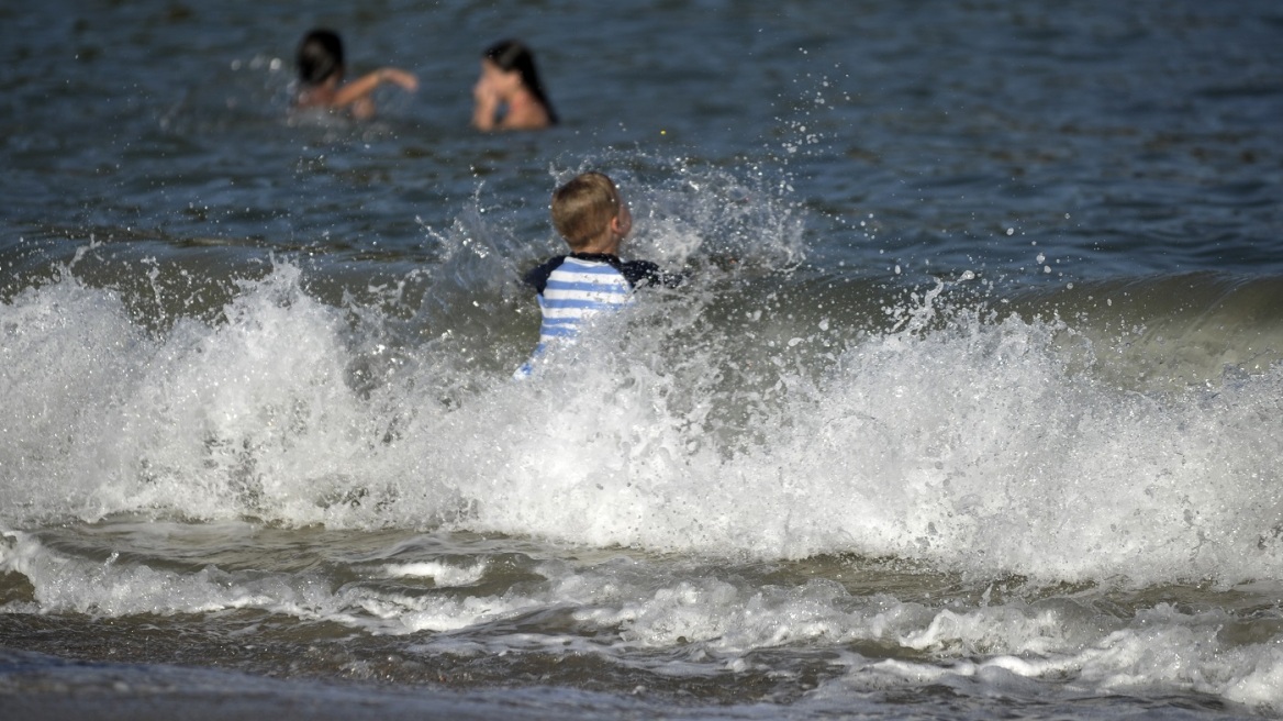 Καιρός: Μετά τη ζέστη, έρχονται μελτέμια το Σαββατοκύριακο και ακολουθεί νέος γύρος υψηλών θερμοκρασιών