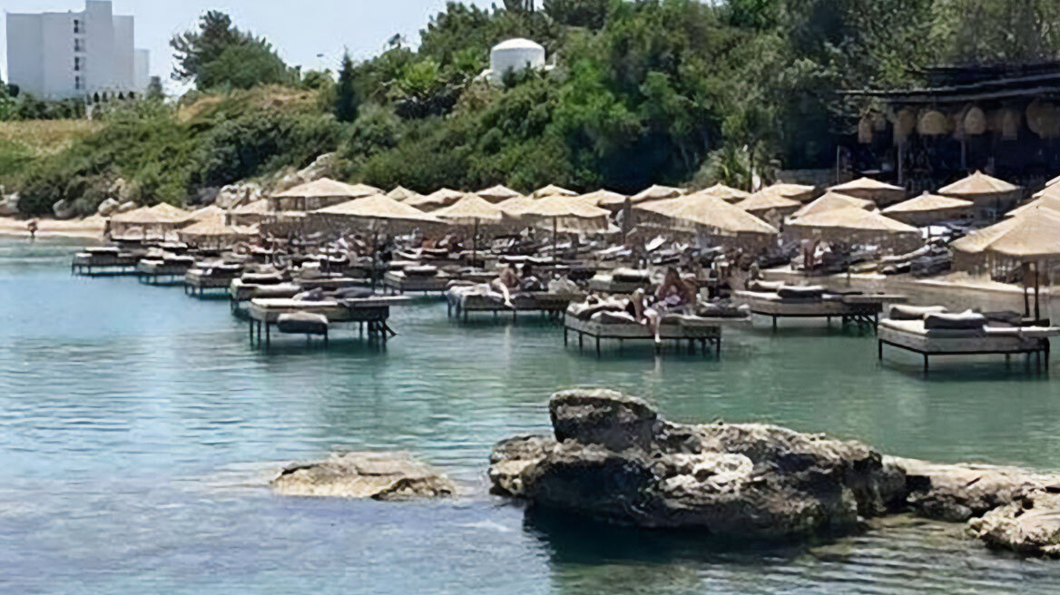 Ρόδος: Ο Δήμος σφραγίζει το beach bar με τις ξαπλώστρες μέσα στη θάλασσα