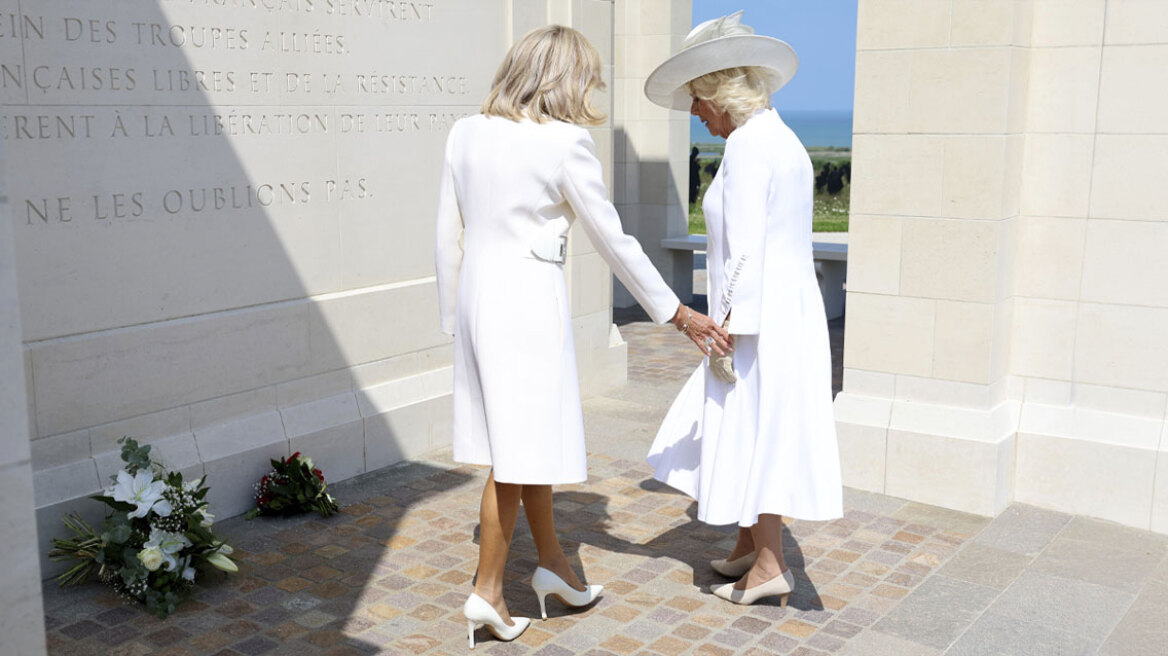 D-Day: Η άβολη στιγμή που η Μπριζίτ Μακρόν απλώνει το χέρι της στη βασίλισσα Καμίλα - Δείτε βίντεο 