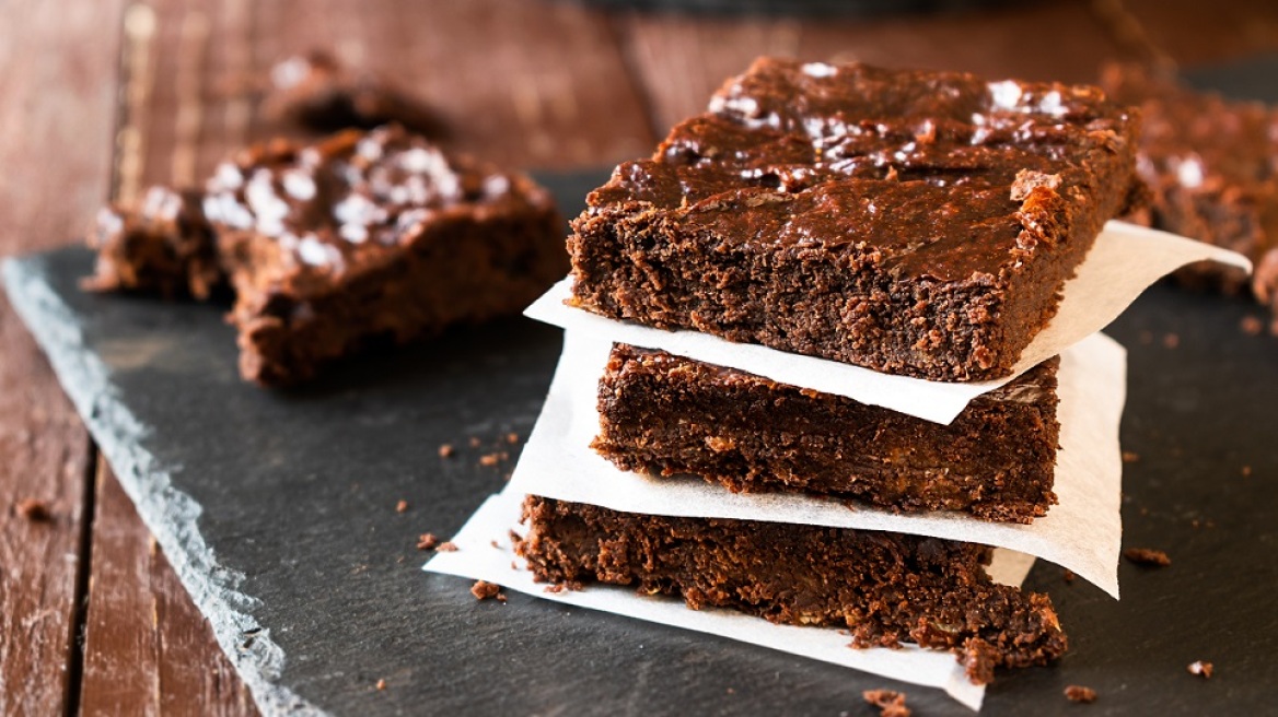 Πεντανόστιμο vegan brownie χωρίς ζάχαρη μόνο με 3 υλικά