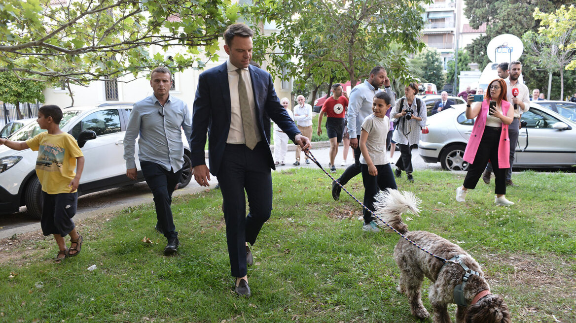 ΣΥΡΙΖΑ: Ο Κασσελάκης έβγαλε βόλτα την Φάρλεϊ στην Κουμουνδούρου - Δείτε βίντεο