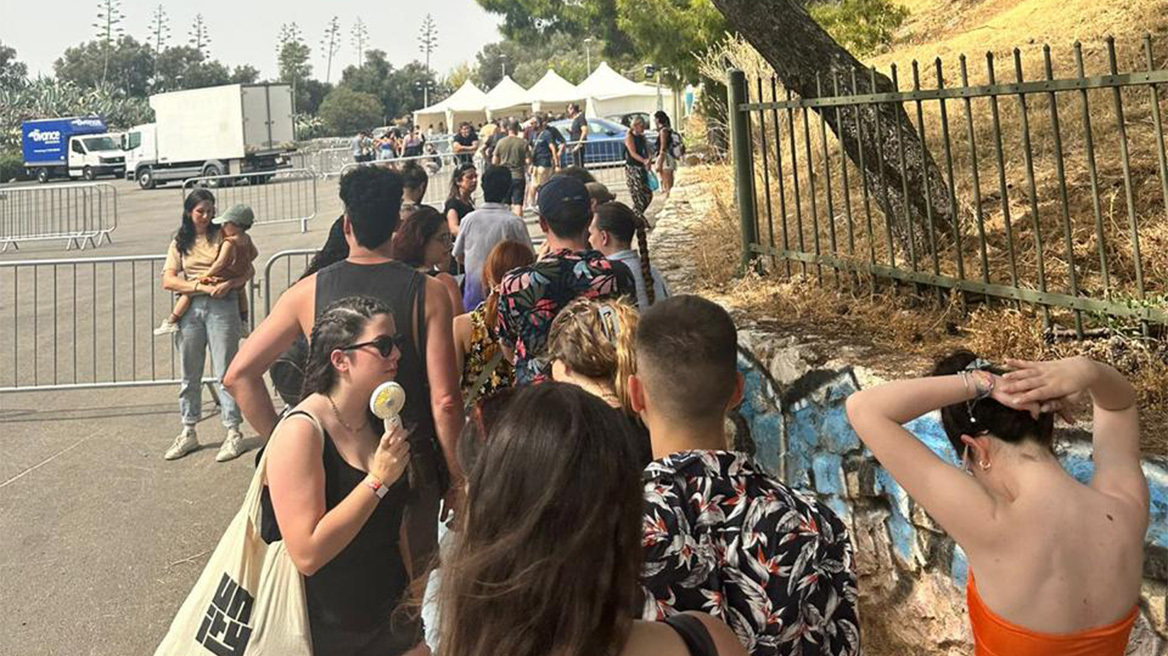 Coldplay: Ατέλειωτες ουρές έξω από το Ηρώδειο για το βιντεοκλίπ του συγκροτήματος