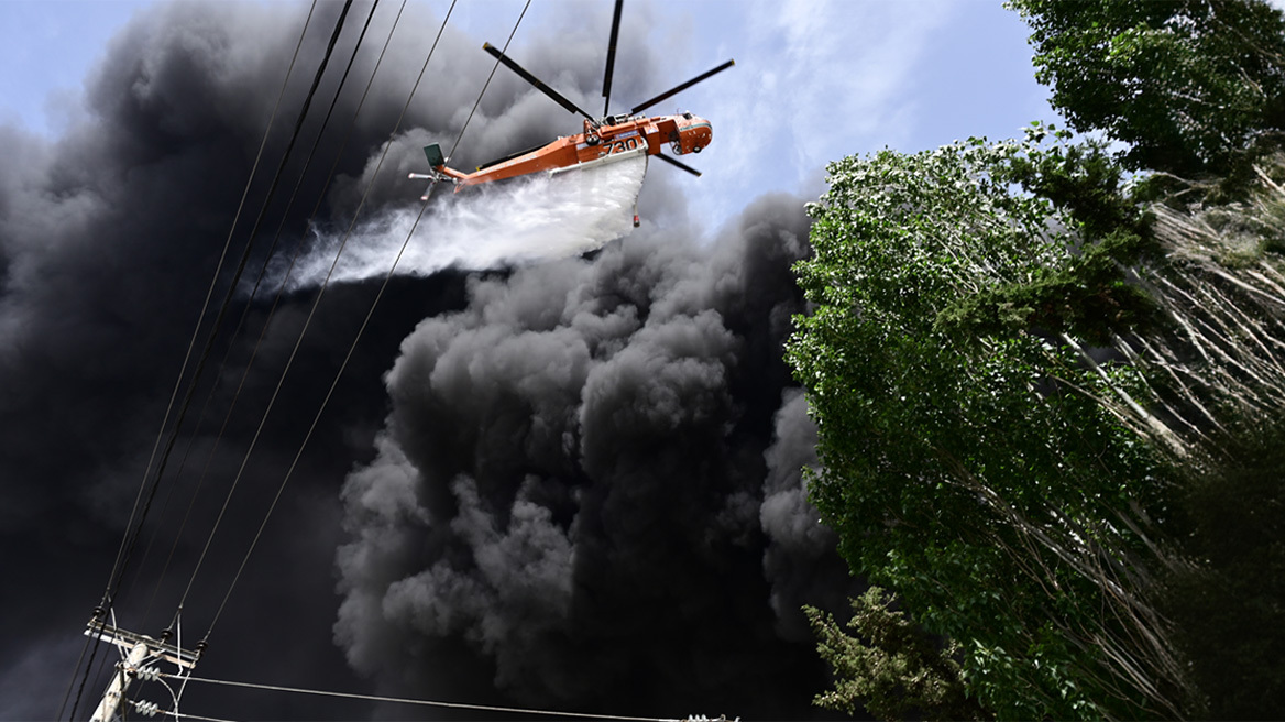 Κηφισιά: Μεγάλη φωτιά μετά από έκρηξη σε εργοστάσιο, καίει φελιζόλ και πλαστικά, επιχειρεί...