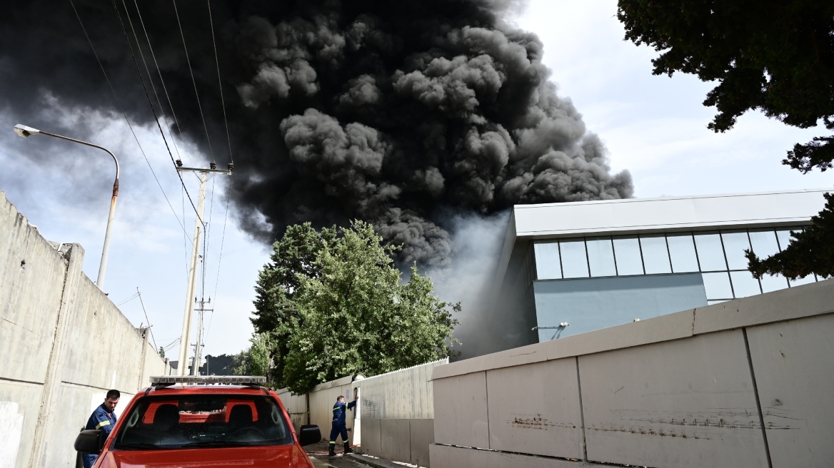 Κηφισιά: Ανοίγουν οι δρόμοι - Είχαν κλείσει νωρίτερα λόγω της φωτιάς στο εργοστάσιο