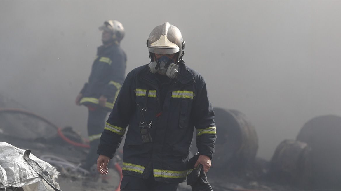 Live update: Λεπτό προς λεπτό η μάχη για να ελεγχθεί πλήρως η φωτιά στο εργοστάσιο στην Κάτω Κηφισιά