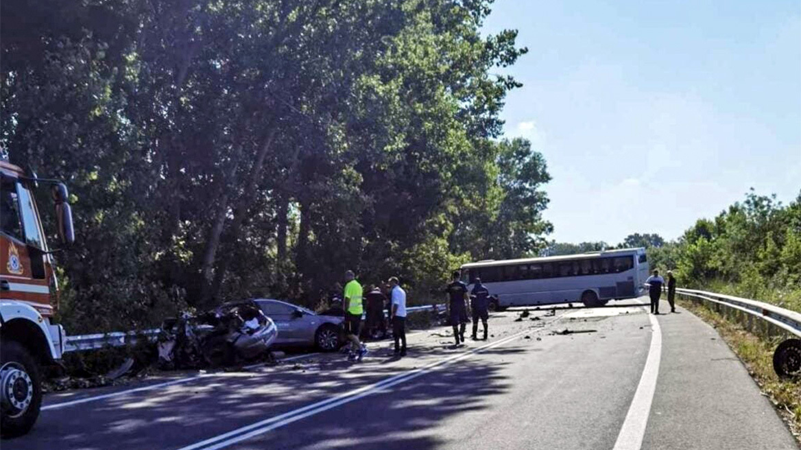 Ξάνθη: Τέσσερις νεκροί μετά από σύγκρουση ΙΧ με λεωφορείο - Δείτε φωτογραφίες