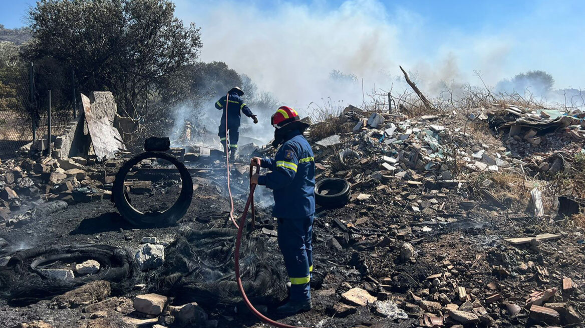 Φωτιά στη Βάρης - Κορωπίου: Θέριεψαν οι φλόγες στο Κίτσι λόγω των ακαθάριστων οικοπέδων - Βίντεο και φωτογραφίες