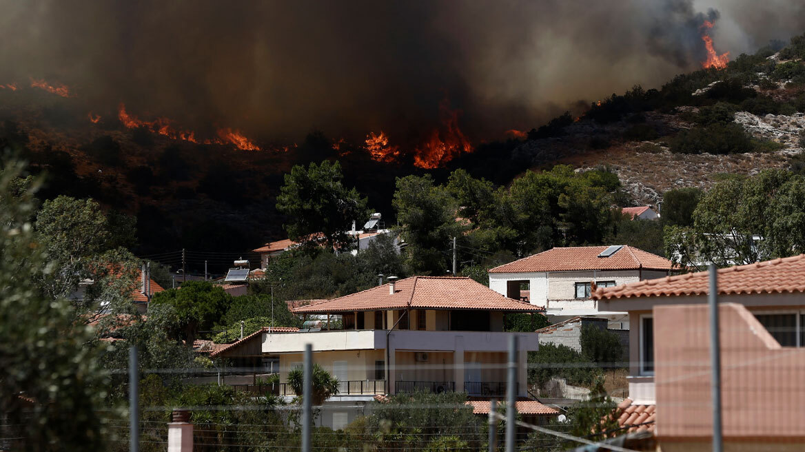 Κορωπί: Καλύτερη η εικόνα για τη φωτιά - Μάχη με διάσπαρτες εστίες