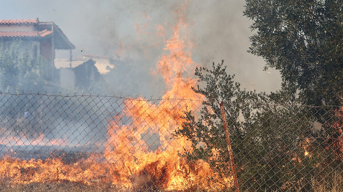 Κάθε 10 λεπτά και μία νέα φωτιά, συνολικά 300 πυρκαγιές τις τελευταίες ώρες - Μάχη με τις φλόγες σε Αττική και Αργολίδα