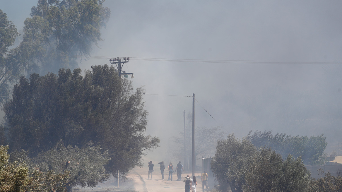 Πυρκαγιά στη Βάρης-Κορωπίου:  Εκκενώθηκαν τρία ιδιωτικά εκπαιδευτήρια