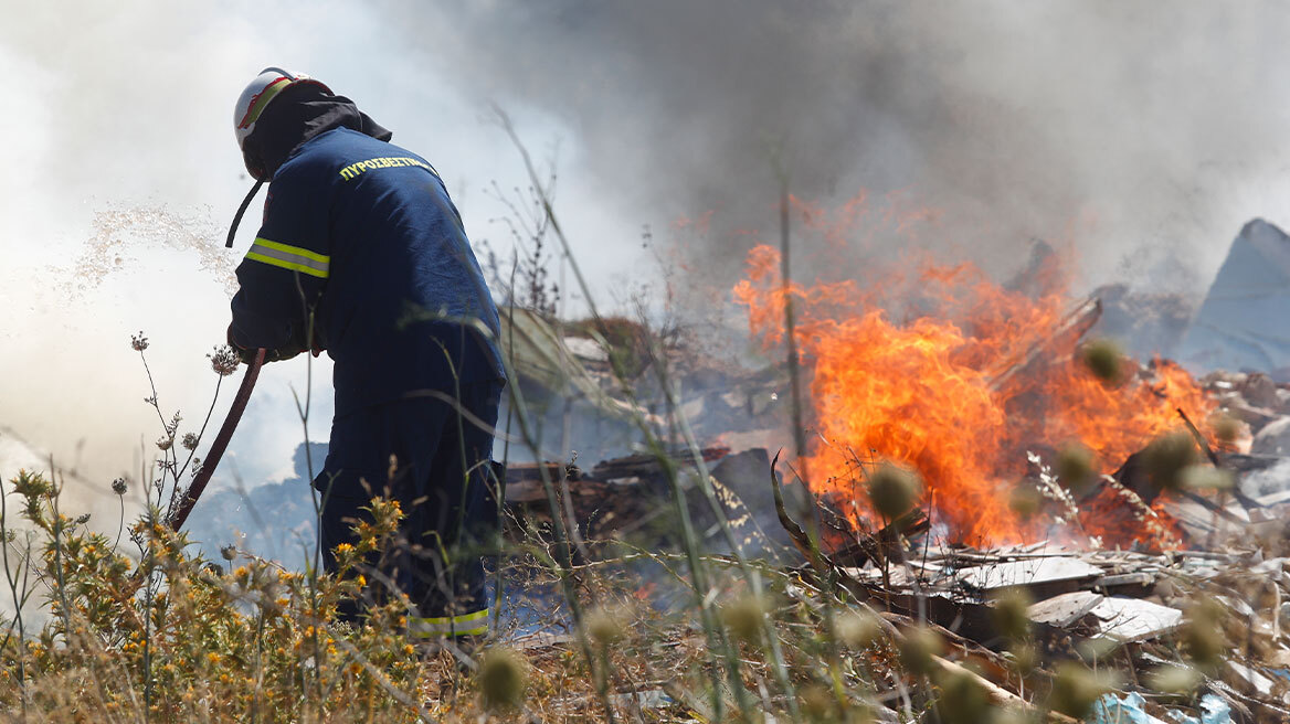 Live update: Συγκρατημένη αισιοδοξία για την πυρκαγιά της Βάρης - Κορωπίου - Μάχη με διάσπαρτες εστίες