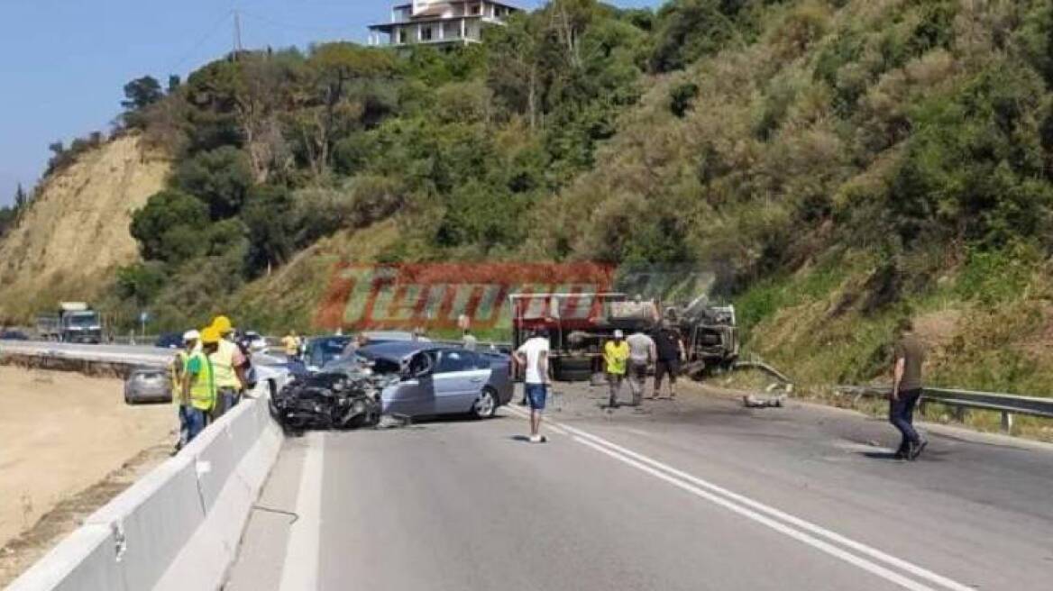 Tροχαίο στην Πατρών - Πύργου: Δύο νεκροί έπειτα από σύγκρουση φορτηγού με ΙΧ, δείτε φωτογραφίες