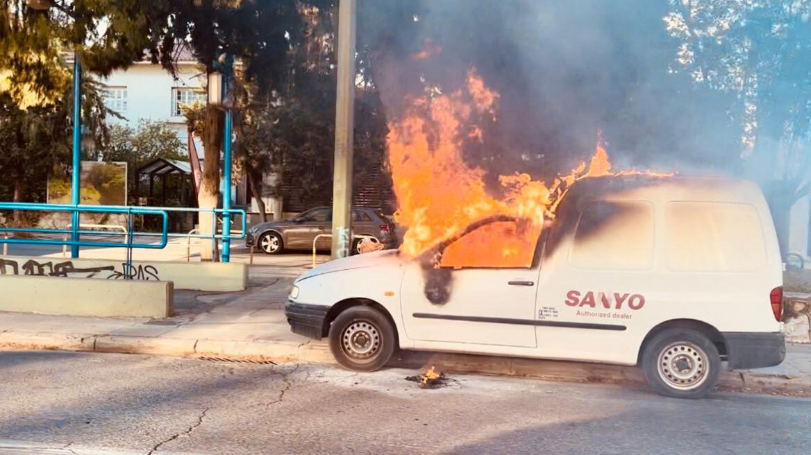 Φωτιά σε βαν επί της Λεωφόρου Κηφισίας - Μποτιλιάρισμα στο ρεύμα προς την Αθήνα - Δείτε βίντεο