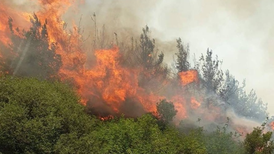 Καλύτερη η εικόνα της φωτιάς στη Βόλβη Θεσσαλονίκης