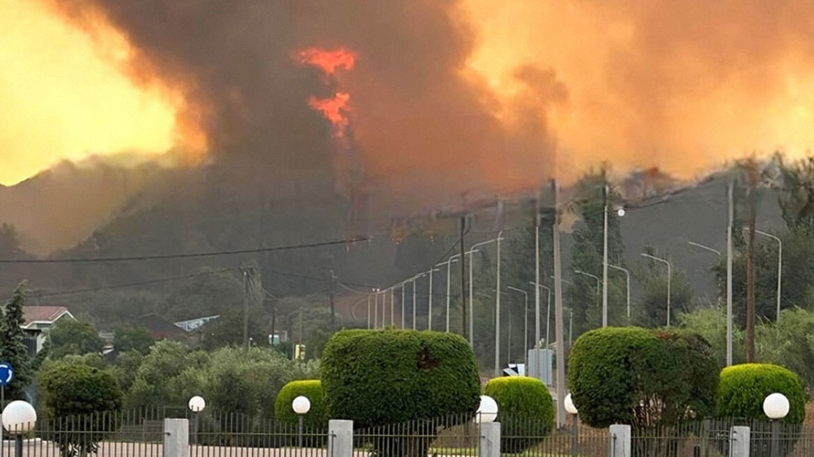 Μεγάλη φωτιά και στην Ηλεία - Μπαράζ εκκενώσεων χωριών  προς  Πύργο και Σιμόπουλο