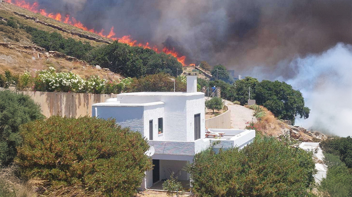 Μεγάλη φωτιά στην Άνδρο, εκκενώθηκαν τέσσερις περιοχές - Ενισχύσεις από την Αθήνα με 19 πυροσβέστες και 5 οχήματα (βίντεο)