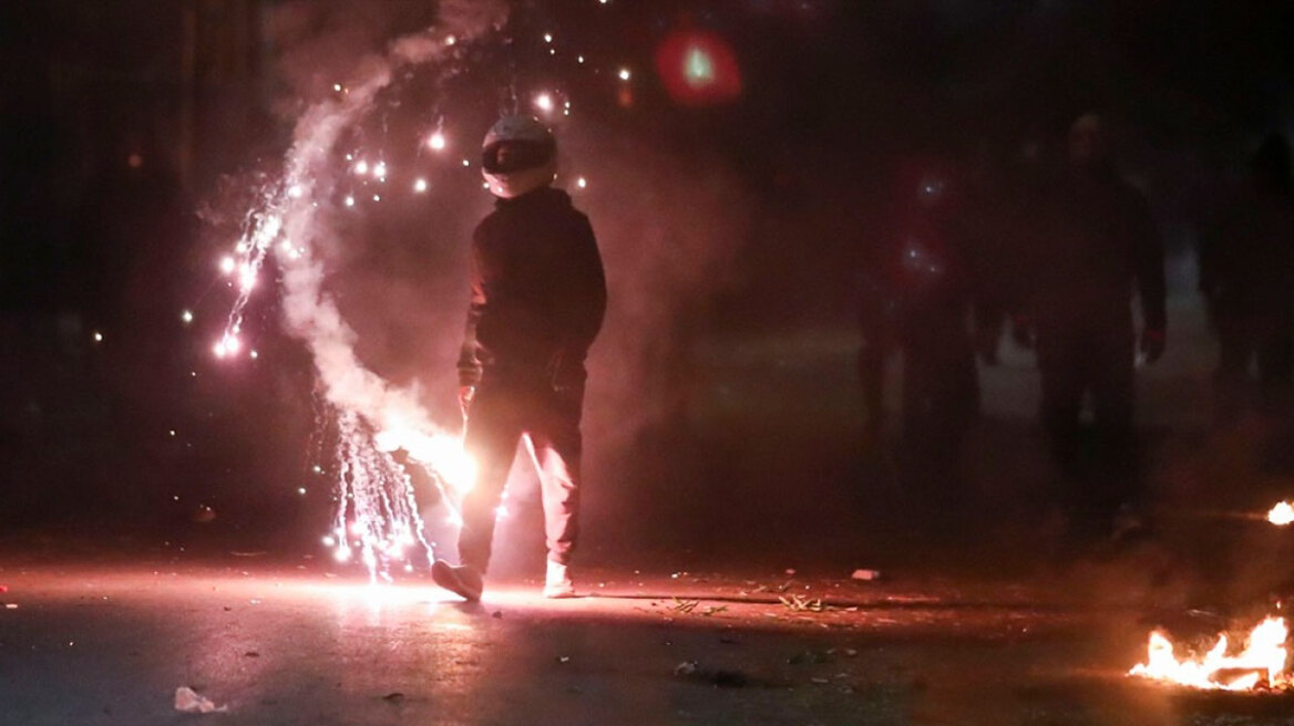 Άγνωστοι πέταξαν μολότοφ έξω από το σπίτι της Προέδρου του Αρείου Πάγου - Τραυματίστηκε αστυνομικός 